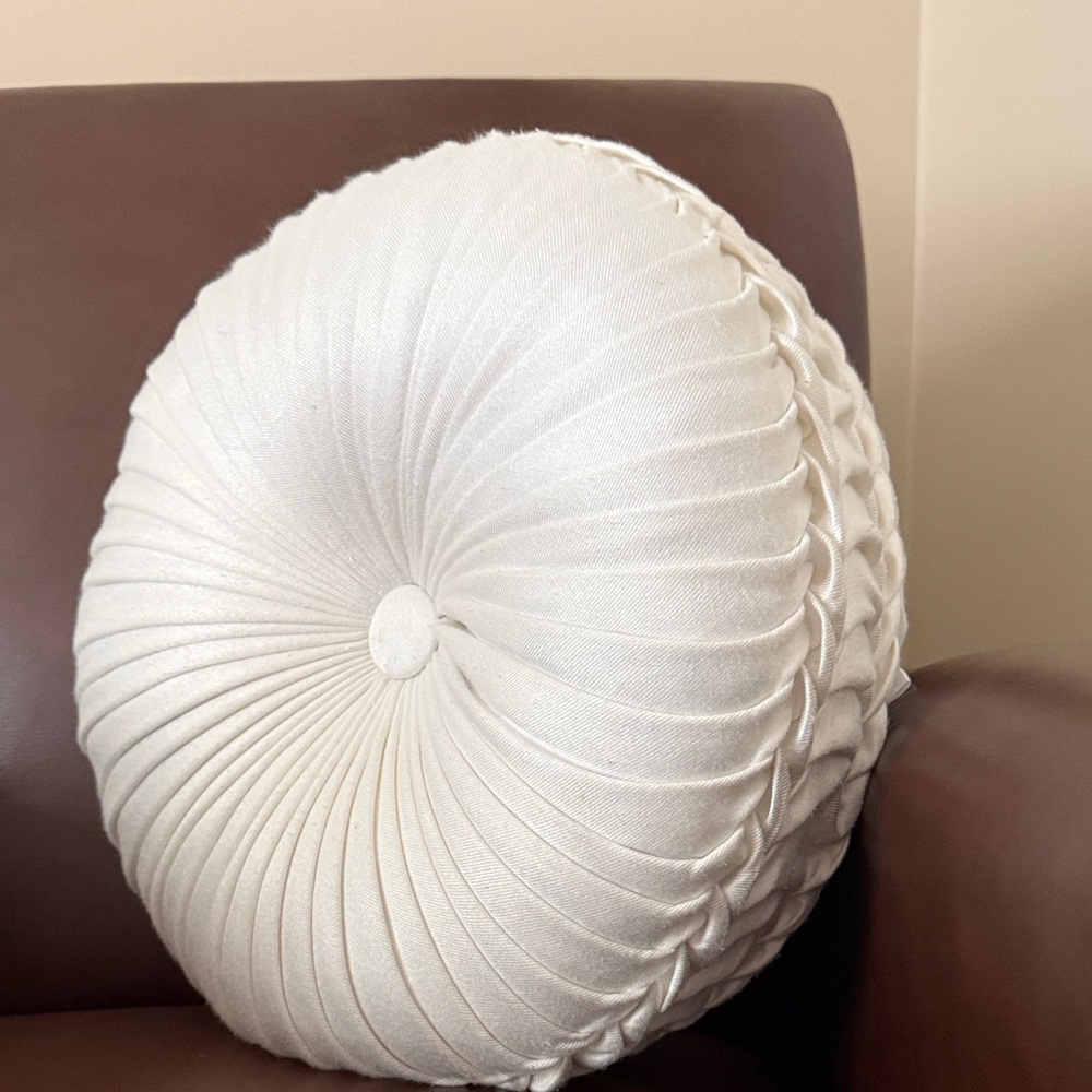 Queen New York Marquis Tufted
Round Throw Pillow Cream Color